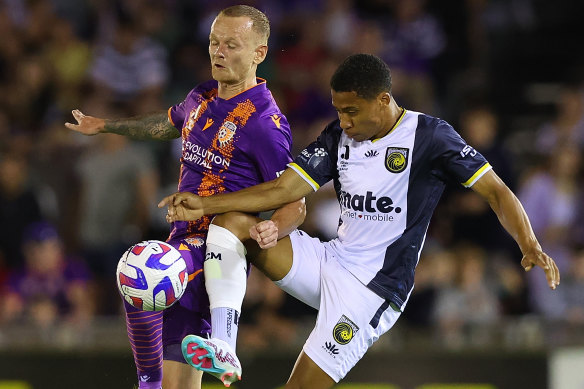 Jack Clisby of the Glory and Samuel Silvera of the Mariners contest for the ball.