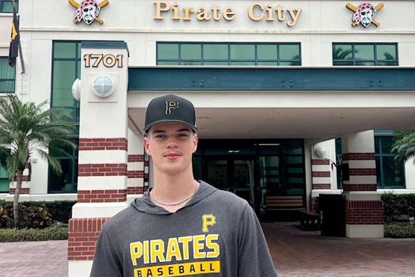 Robinson Smith no centro de beisebol Pirate City em Bradenton, Flórida, onde ficará a partir de janeiro.
