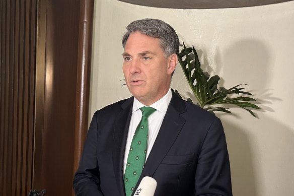 Segretario alla Difesa Richard Marlis.