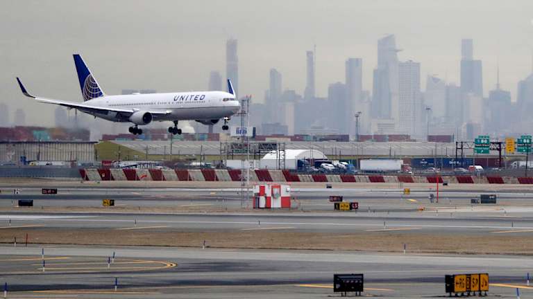 A United Airlines jet prepares to land at Newark Liberty International Airport a day after a temporary grounding of aircraft was placed after reports of drones in the flight path.
