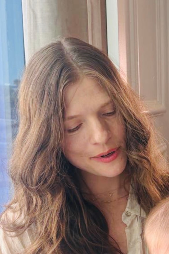 Lucy Cormack e la sua bambina a Dubai sabato mattina.