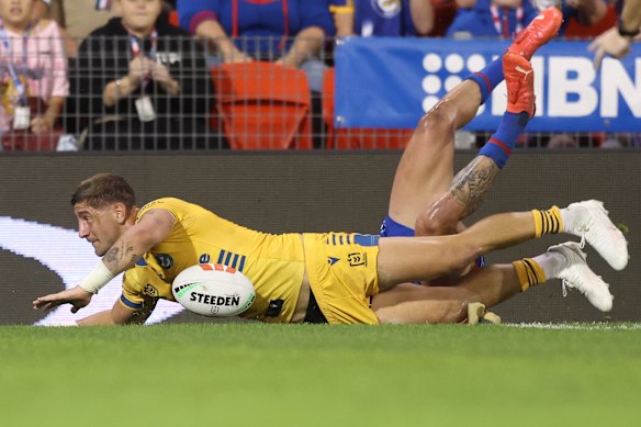 Zac Lomax scores for Parramatta.