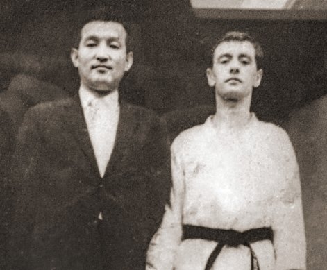 Jack Rozizkky, in 1967, in Seoul, Korea, receiving its black tint by their iling time instrument.