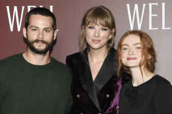 Penulis-sutradara Taylor Swift, tengah, dengan Dylan O'Brien dan Sadie Sink, bintang dari film pendeknya All Too Well.