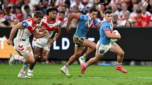 Sandon Smith breaks into the clear again against the Dragons.