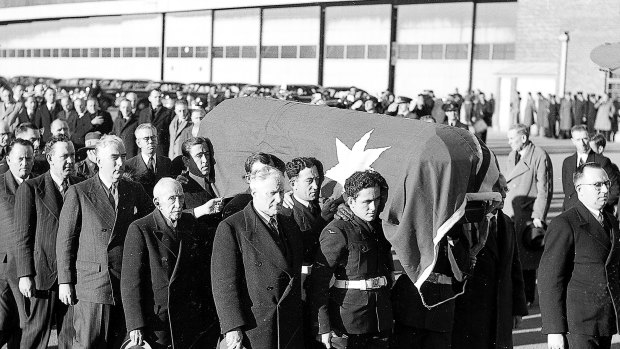 Pallbearers, including Robert Menzies and Billy Hughes, convey the coffin into King's Hall. July 6, 1945
