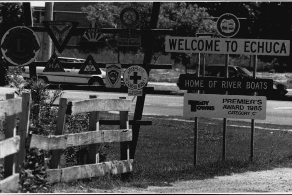 Welcome to Echuca sign in Victoria.