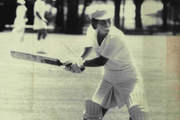 Lyn Larsen warming up to bat for New South Wales in 1988.