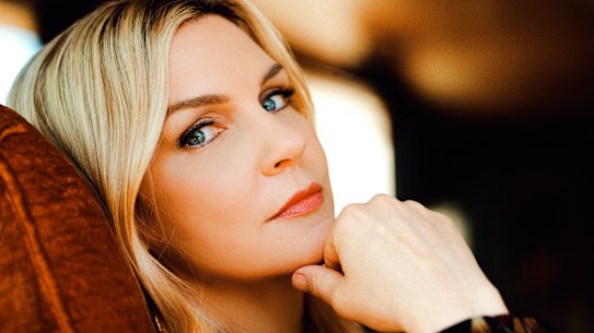  Rhea Seehorn.