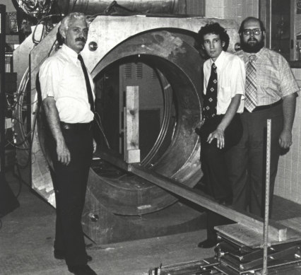 Dr Raymond Damadian (left) with his 1977-model scanner and colleagues Lawrence Minkoff, the subject of its first scan, and Michael Goldsmith (right).