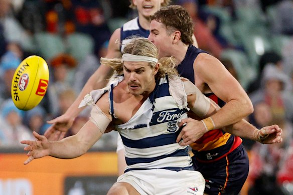 Bailey Smith tackled by Zac Taylor.