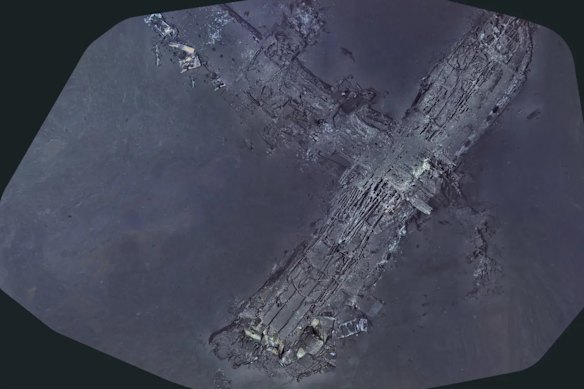 Un'immagine a mosaico mostra il Clipper Endeavour disteso sul fondo del mare.