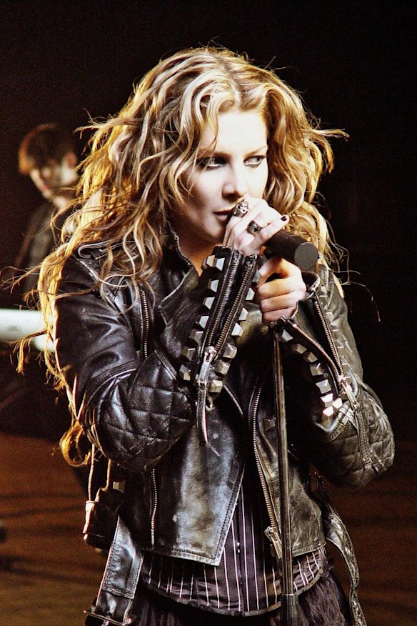 Bassingthwaighte performing with the Rogue Traders in 2006. 