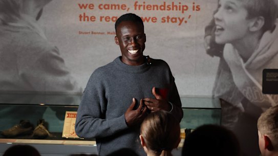 Ex-jogador do Socceroo Thomas Deng.