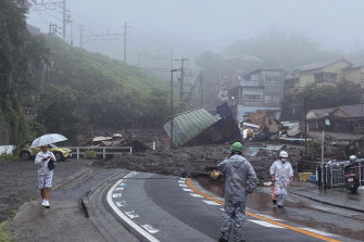 In questa foto di Satoru Watanabe, fango e detriti coprono la strada dopo una forte pioggia ad Atami sabato 3 luglio 2021, a seguito di una frana. 