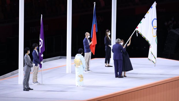 President of the International Olympic Committee, Thomas Bach hands over the Olymmpic flag to Mayor of Paris, Anne Hidalgo.