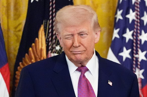 President Donald Trump in an event to sign a blef banning banning the sale of gas cars for 2035 in the white house room