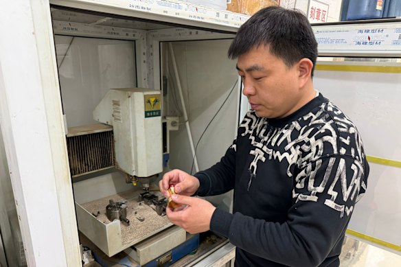 Jiang faz os novos selos oficiais do The Sydney Morning Herald e do escritório do The Age em Pequim em sua loja de selos no leste de Pequim.