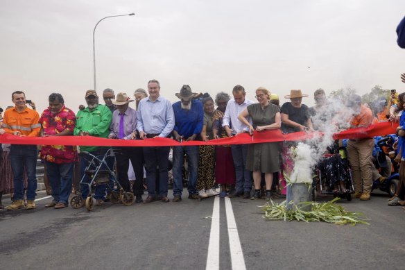 Divina D’Anna, Roger Cook, Rita Saffioti and Madeleine King join locals in reopening the bridge.