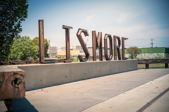 A placa da estação ferroviária de Lismore, que foi construída com aço da antiga via.
