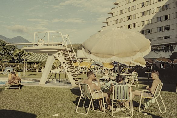 Guests by the pool at the Hotel Tamanaco, Caracas, Venezuela, circa 1960. 