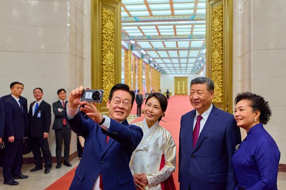 Il presidente sudcoreano Lee Jae Myung scatta un selfie con il presidente cinese Xi Jinping e le loro mogli nella Grande Sala del Popolo a Pechino il 5 gennaio, utilizzando lo smartphone Xiaomi che Xi gli ha regalato durante un summit dello scorso anno. 