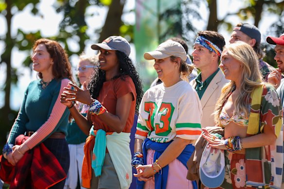 ABC 올해의 초상화 예술가에 출연한 Lottie(오른쪽에서 두 번째)와 Growing Up Gracelly 쇼에서 여동생 Hannah와 함께 ABC에 출연한 Hannah Reilly(맨 왼쪽)를 포함하여 Australian Survivor: Redemption 출연진 중 일부.