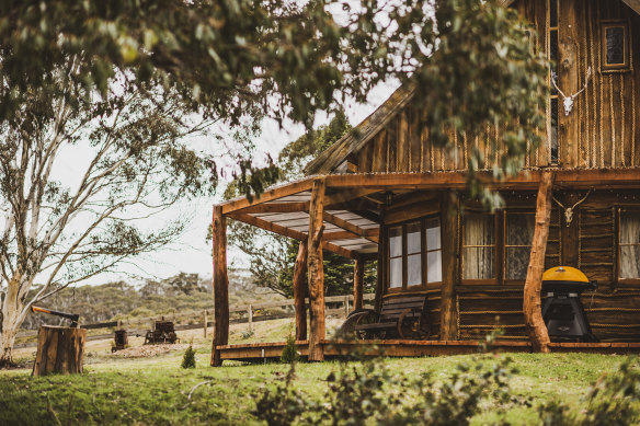 Kallarroo Cottage is the epitome of a rustic mountain cabin.