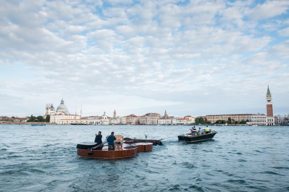 De Marchi’s floating violin on its way to the Grand Canal.