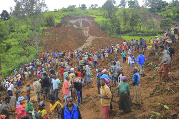 Hundreds of people gather at the site of a mudslide in Ethiopia.