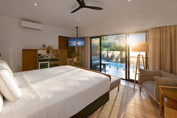 Dentro de uma moradia com piscina.