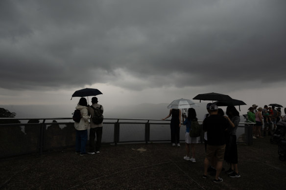 Storm clouds roll in over Echo Point, Katoomba.
