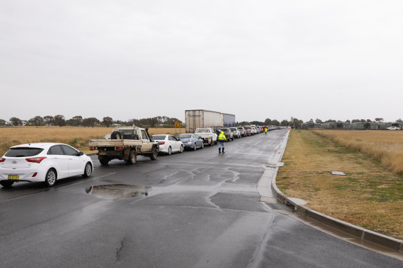 People in cars queue for COVID-19 tests  in Moree in NSW. 