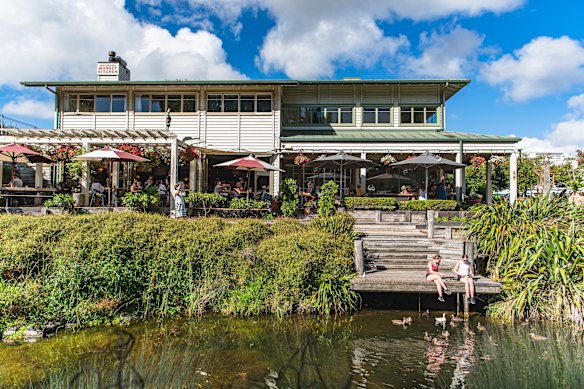 O Mercado de Agricultores da Vila Matakana fica às margens do rio.