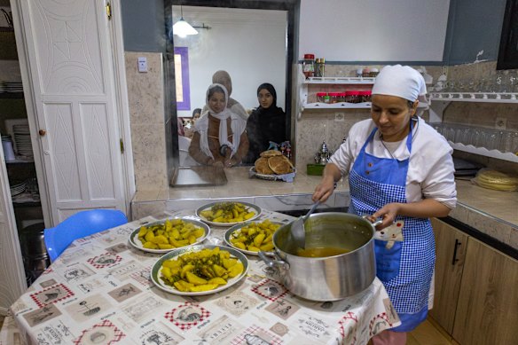 Hora de comer na pensão.