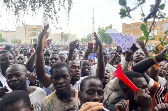 Supporters of mutinous soldiers demo<em></em>nstrate in Niamey, Niger.