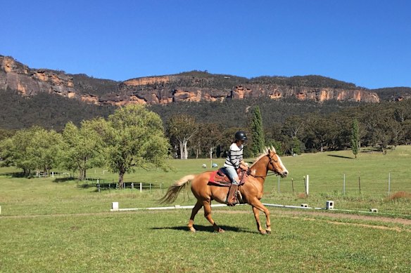 A escritora agora em seu cavalo Cass.