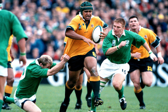 Toutai Kefu makes  break for the Wallabies against Ireland during the 1999 World Cup.