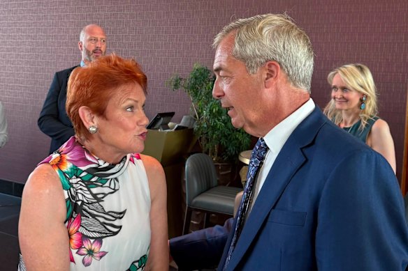 Hanson ha pubblicato una sua foto a Londra mentre incontra il politico di estrema destra Nigel Farage.