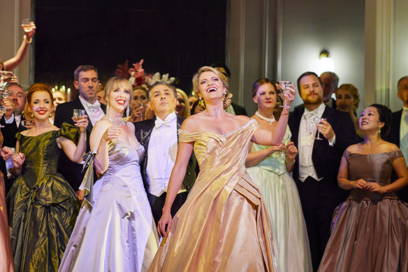 Samantha Clarke as Violetta Valery and the Opera Australia Chorus.