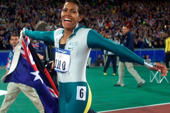 Cathy Freeman depois de ganhar o ouro nas Olimpíadas de Sydney, em setembro de 2000.