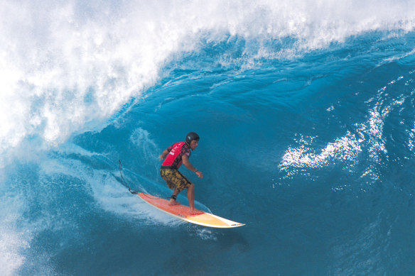 Australian Tom Carroll competes in the Pipeline Masters in Hawaii in 2001.