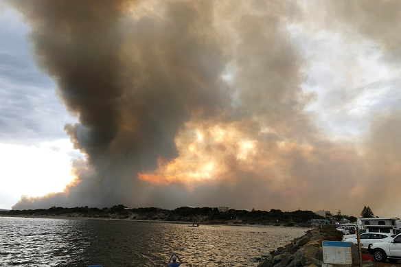 A fire threatened the coastal community of Hopetoun on Friday night. 