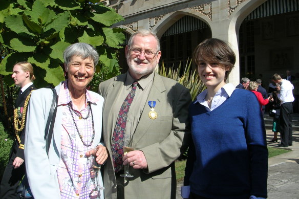 Ross with his wife Claudia Sloan (l) and daughter Katie Gittins in 2008 when Gittins was awarded the AM.