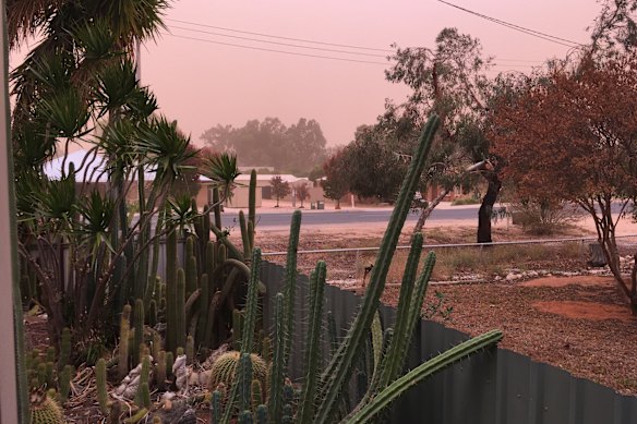 The dust storm has reached the NSW town of Wentworth.