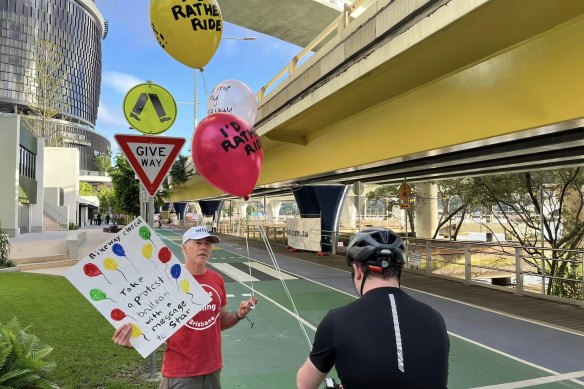 Space 4 Cycling held a small protest last week against the request for people to dismount and walk, handing out colourful balloons on Thursday last week.