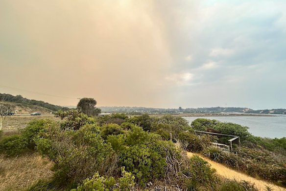 Humo del incendio de Otways sobre Aireys Inlet el sábado.