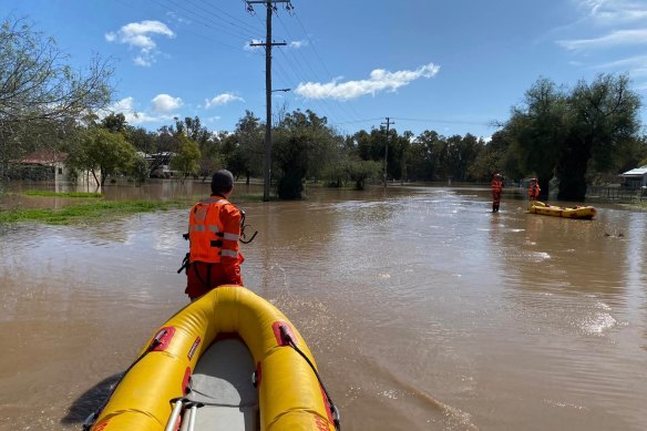 State Emergency Service workers in Gunnedah after the Naomi River flooded.