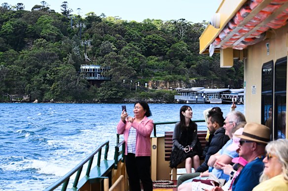 Tourism groups support the new cable car system, which Taronga says will make the zoo more easily accessible. 