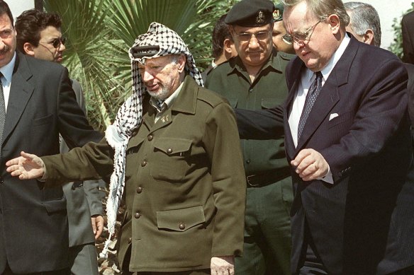 Martti Ahrtisaari with Yasser Arafat.